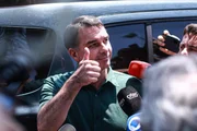 Bolsonaro cumpre pena em regime domiciliar após ser condenado a 27 anos e 3 meses por liderar a trama golpista