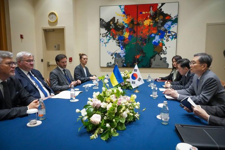 Foreign Minister Cho Hyun, right, holds talks with his Ukrainian counterpart, Andrii Sybiha, second from left, in New York, Sept. 23, on the sidelines of the United Nations General Assembly. Courtesy of Ministry of Foreign Affairs
