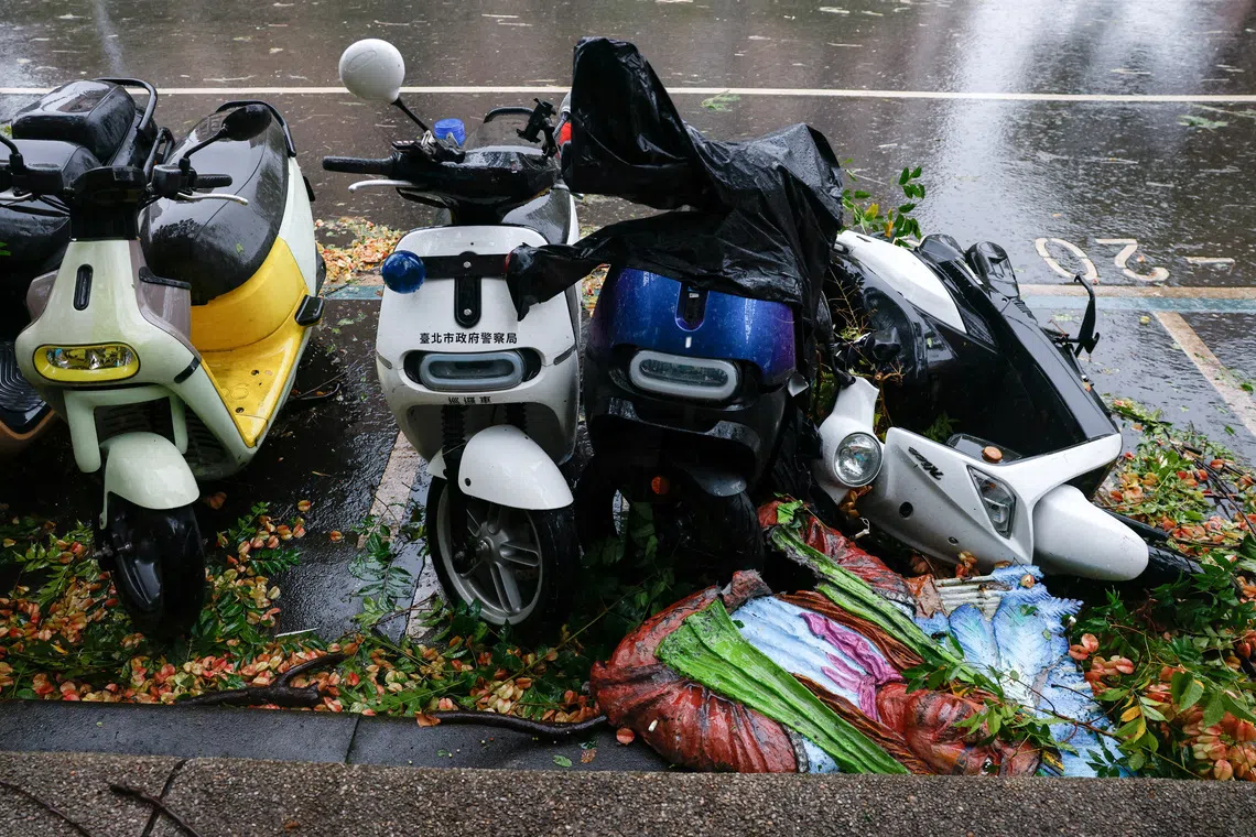 O tufão Champi varreu Taiwan, deixando uma pessoa morta e 500 feridas