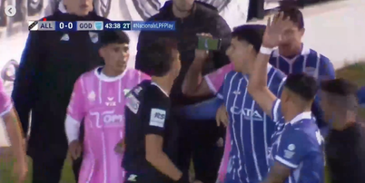 Partida entre Old Boys e Godoy Cruz teve pol&ecirc;mica com celular dentro de campo Foto: Reprodu&ccedil;&atilde;o/X