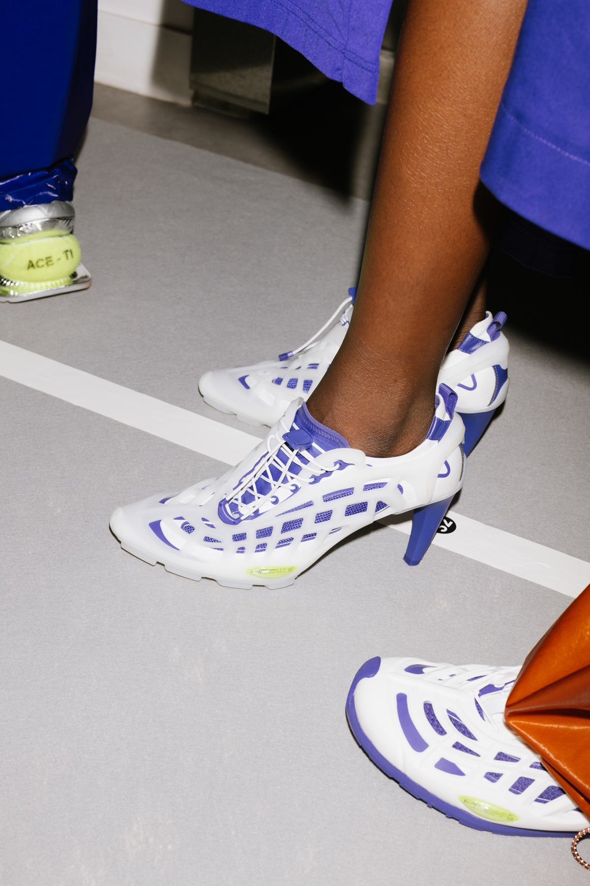 Lacoste transforma bola de tênis em salto e desconstrói estilo preppy