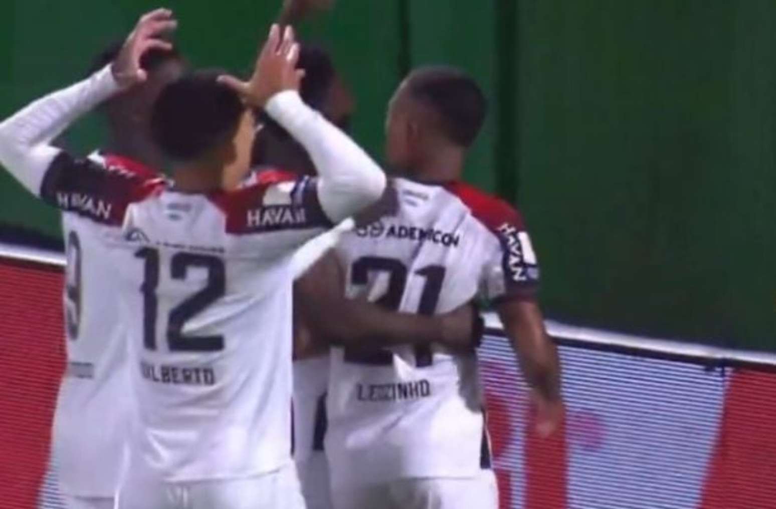 Viveros, artilheiro do Brasileir&atilde;o, recebe o abra&ccedil;o ap&oacute;s fazer o primeiro de seus dois gols neste 4 a 1 sobre a Chape.