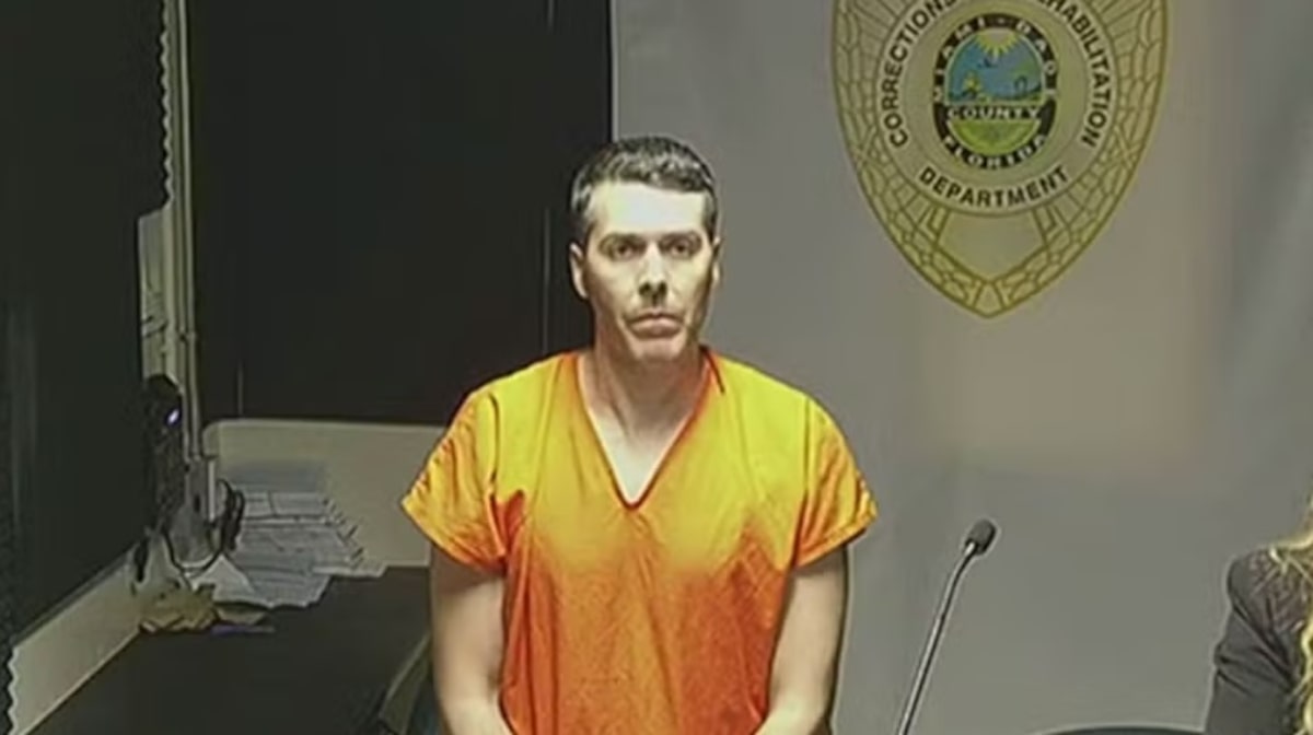 Brasileiro que se passou por agente do ICE em local de votação nos EUA é liberado após pagar fiança