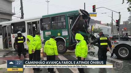 Acidente com caminhão e ônibus atrapalha o trânsito na Zona Leste de São Paulo