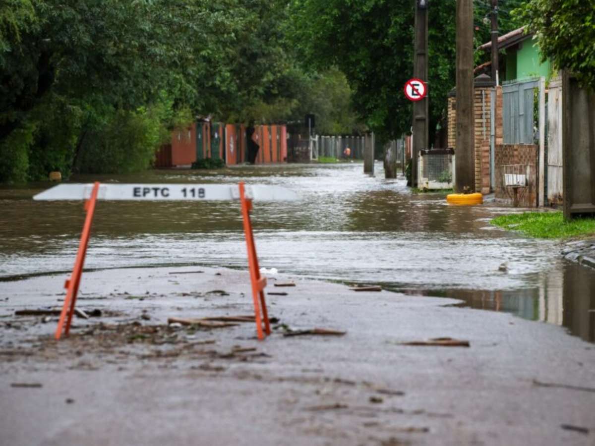 Defesa Civil emite alerta vermelho para risco de inundação no Guaíba em Porto Alegre
