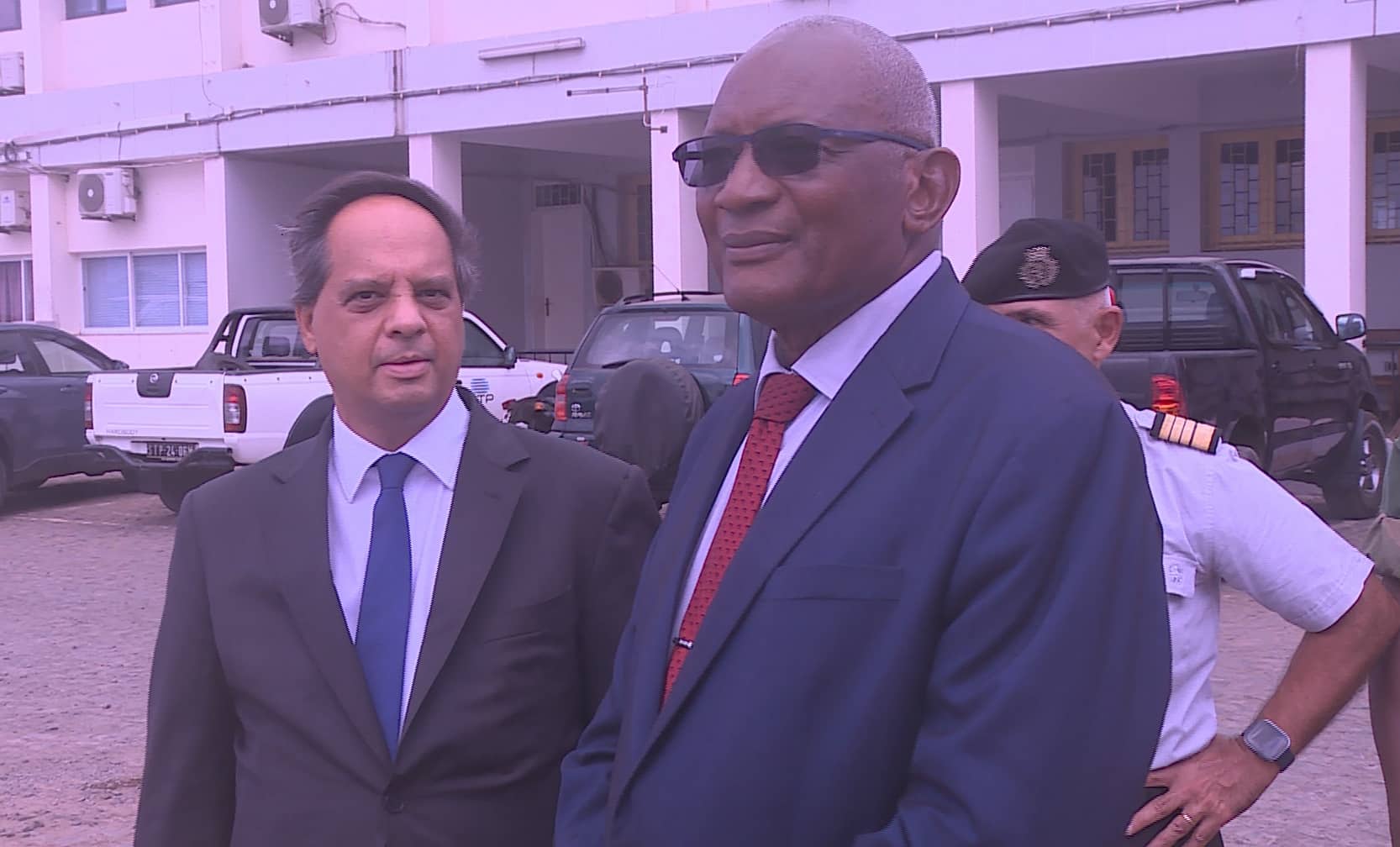 FOTO : Embaixador de Portugal Luís Leandro da Silva e o Ministro da Defesa e Ordem Interna Horácio Sousa