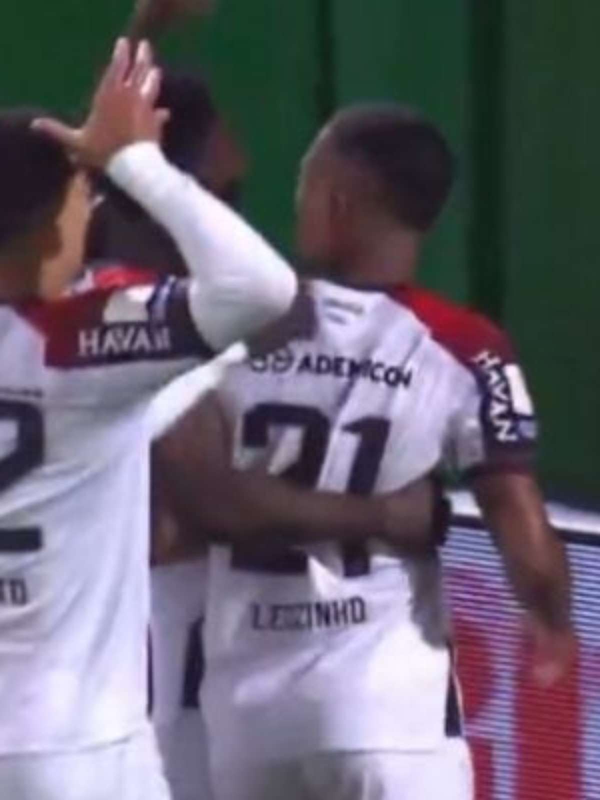 Athletico-PR goleia Chapecoense e assume 3º lugar do Brasileirão