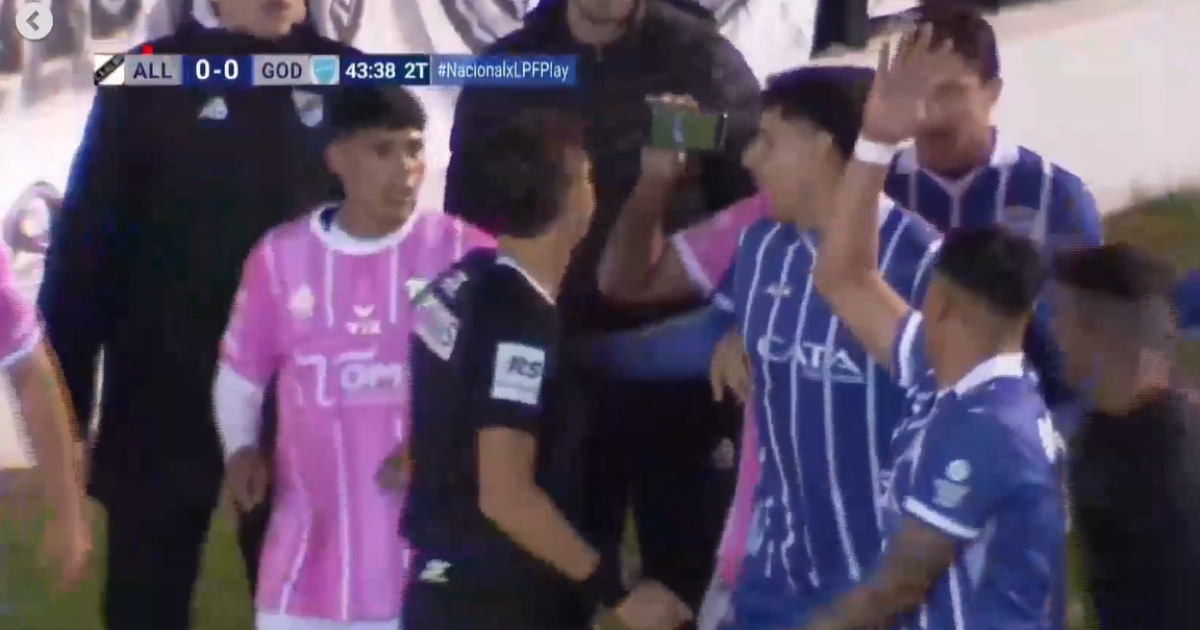 Árbitro desmarca pênalti após jogadores mostrarem lance em celular durante jogo na Argentina