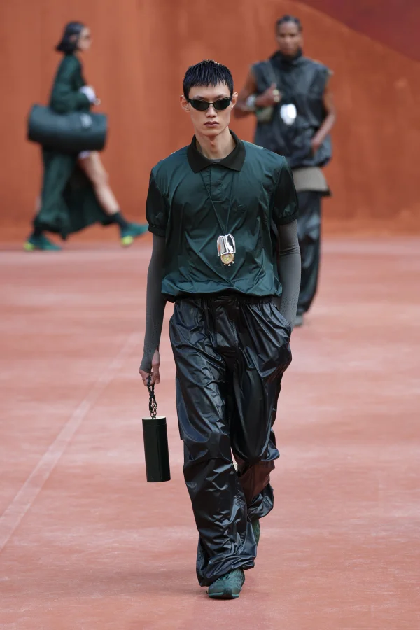 Lacoste transforma bola de tênis em salto e desconstrói estilo preppy