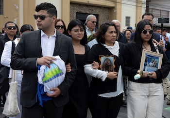 Claudia Vargas y otros familiares llegan a la misa fúnebre de su esposo, el exmilitar nicaragüense exiliado Roberto Samcam, un mayor sandinista retirado que fue asesinado a tiros en su condominio el 19 de junio, en San José, Costa Rica, el 22 de junio de 2025. REUTERS/Stringer