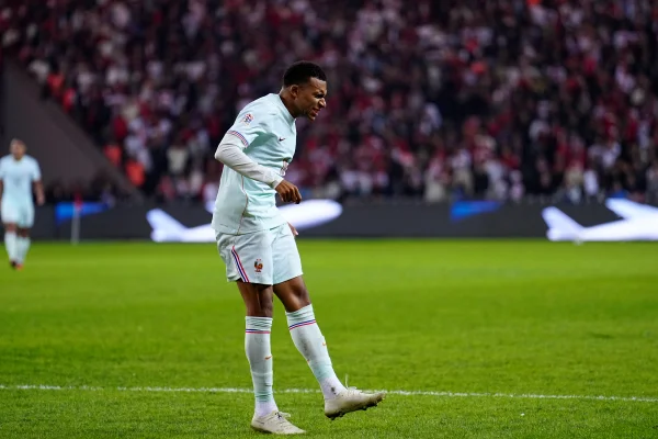 Mbappé deve desfalcar o Real por duas semanas devido a lesão no joelho