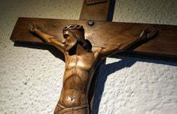Un prêtre meurt en pleine messe écrasé par un grand crucifix en Equateur