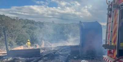 Menino de 11 anos morre e adultos que tentaram resgate ficam feridos em inc&ecirc;ndio no RS Foto: Bombeiros de Taquara