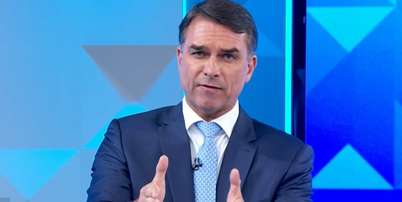 Flávio Bolsonaro durante o debate da Globo Foto: Reprodução/Globo