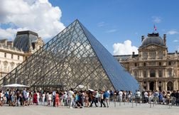 Un étudiant s’introduit dans un couloir souterrain du musée du Louvre