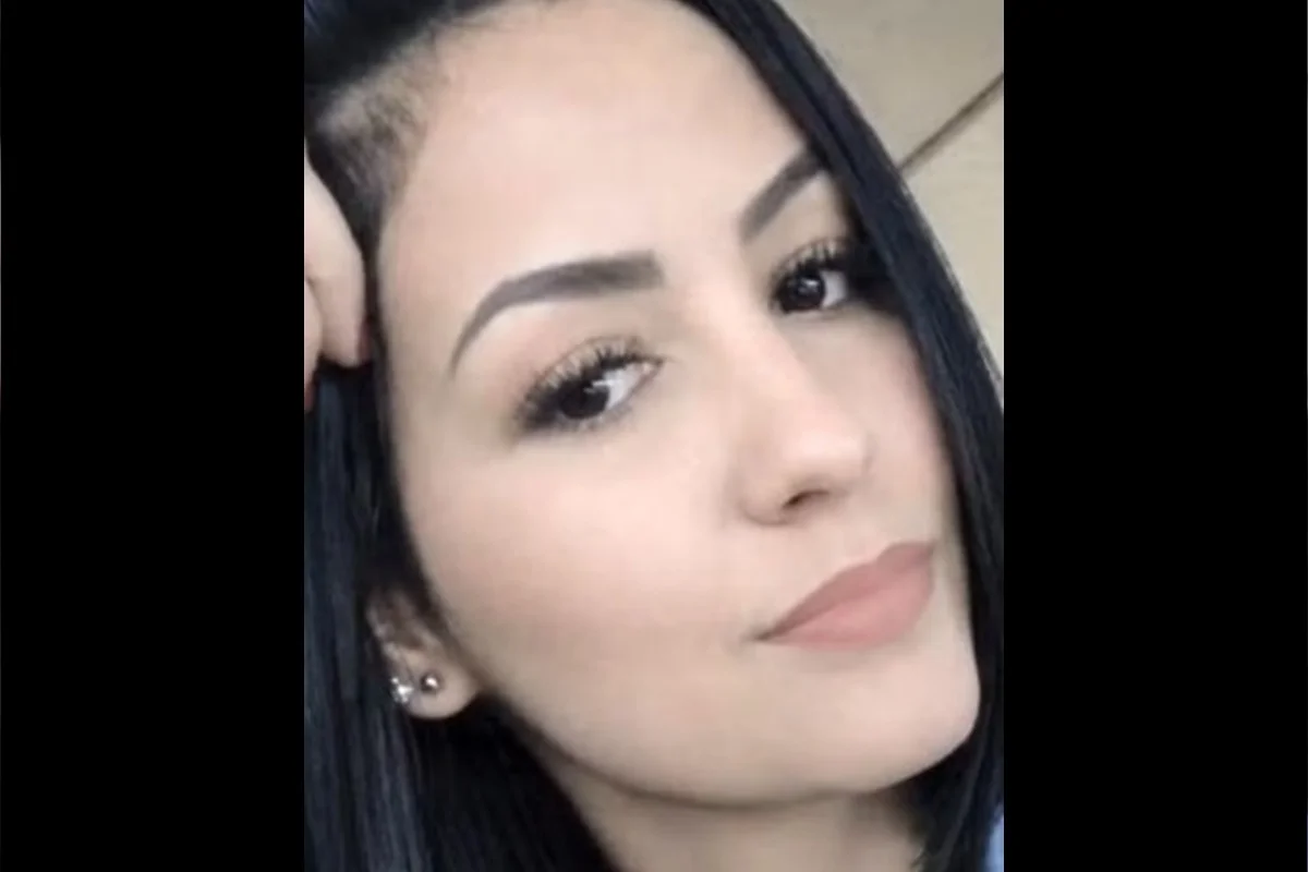 Mulher morta na frente da filha