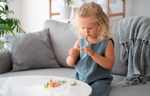 Enfant qui s’ennuie pendant les vacances : les bienfaits de l’ennui pour sa créativité et son autonomie