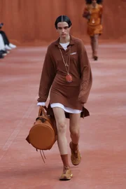 Lacoste transforma bola de tênis em salto e desconstrói estilo preppy