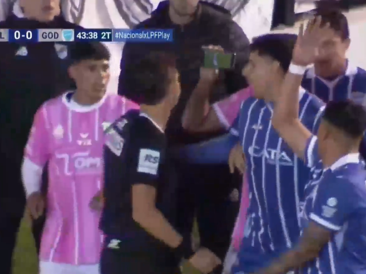 Árbitro desmarca pênalti após jogadores mostrarem lance em celular durante jogo na Argentina