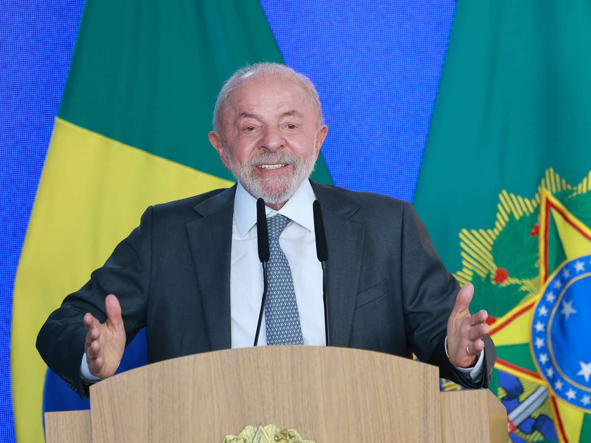 Com Ricupero e Reale, intelectuais e ex-ministros entregam manifesto de apoio a Lula