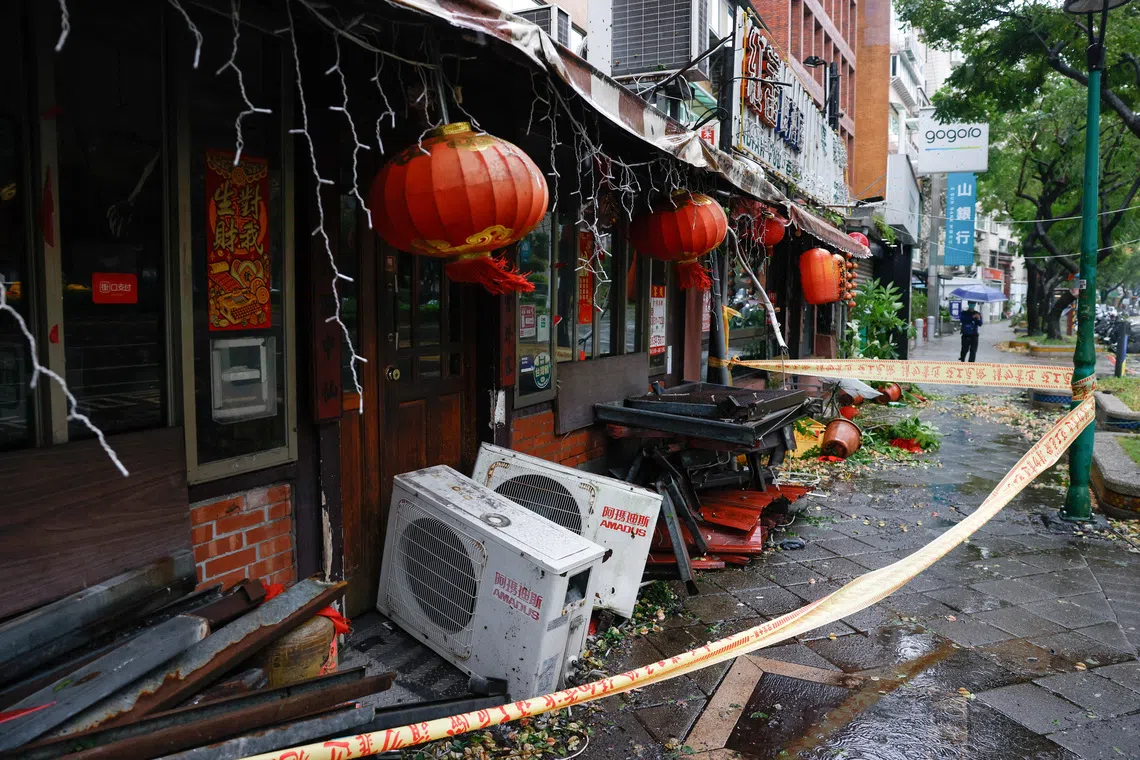 O tufão Champi varreu Taiwan, deixando uma pessoa morta e 500 feridas