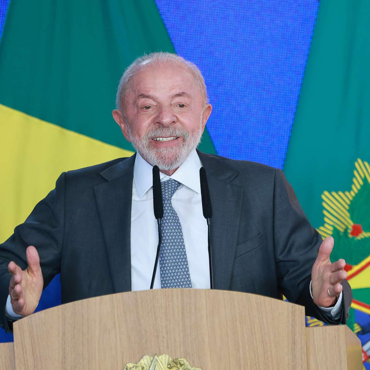 Com Ricupero e Reale, intelectuais e ex-ministros entregam manifesto de apoio a Lula