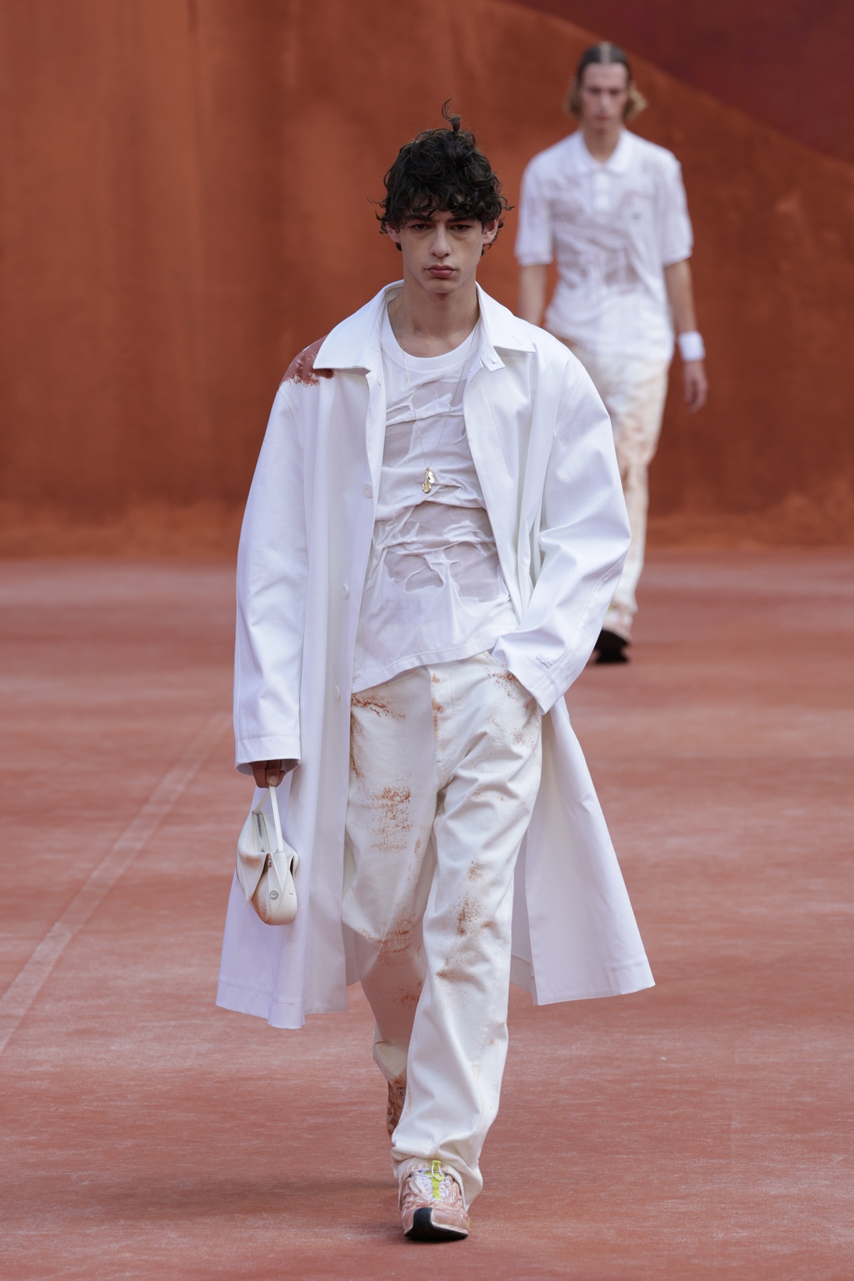 Lacoste transforma bola de tênis em salto e desconstrói estilo preppy