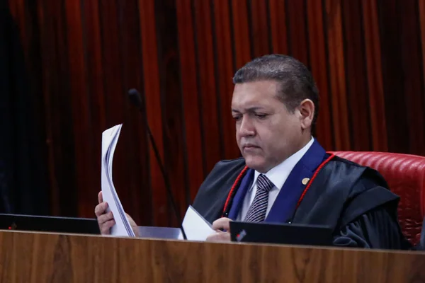 As apostas de Lula e Flávio sobre o fim dos canais no zap antes da eleição
