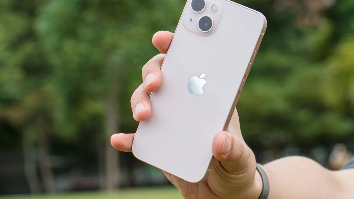 Imagem da matéria: iPhone 13 lidera ranking de celulares mais consertados no Brasil em 2026