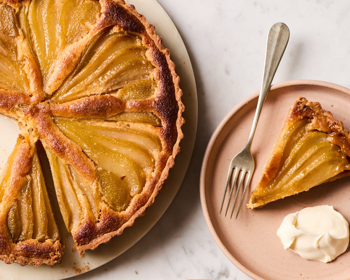 A receita de Jose Pizarro para tarte de pera cozida em calda e amêndoas com caramelo PX