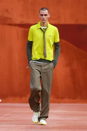 Lacoste transforma bola de tênis em salto e desconstrói estilo preppy