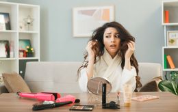 Cheveux secs et électriques en automne: la routine douce contre les frisottis et les pointes cassantes