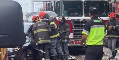 Motorista ficou presa em ferragens e sofreu traumatismo ap&oacute;s colis&atilde;o com viatura de pol&iacute;cia em Santos, no litoral de SP, na tarde desta segunda-feira, 19 Foto: Reprodu&ccedil;&atilde;o/Jornal da Orla/Instagram
