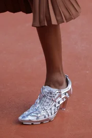Lacoste transforma bola de tênis em salto e desconstrói estilo preppy