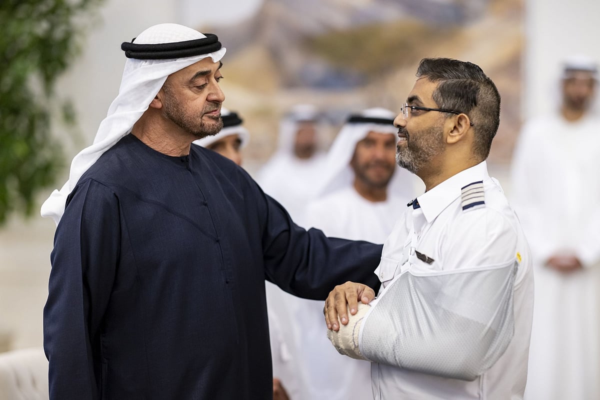 O presidente dos EAU condecora a tripulação da flydubai pelo incidente aéreo de setembro.