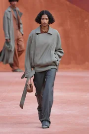 Lacoste transforma bola de tênis em salto e desconstrói estilo preppy