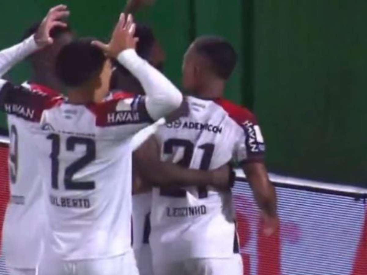 Athletico-PR goleia Chapecoense e assume 3º lugar do Brasileirão