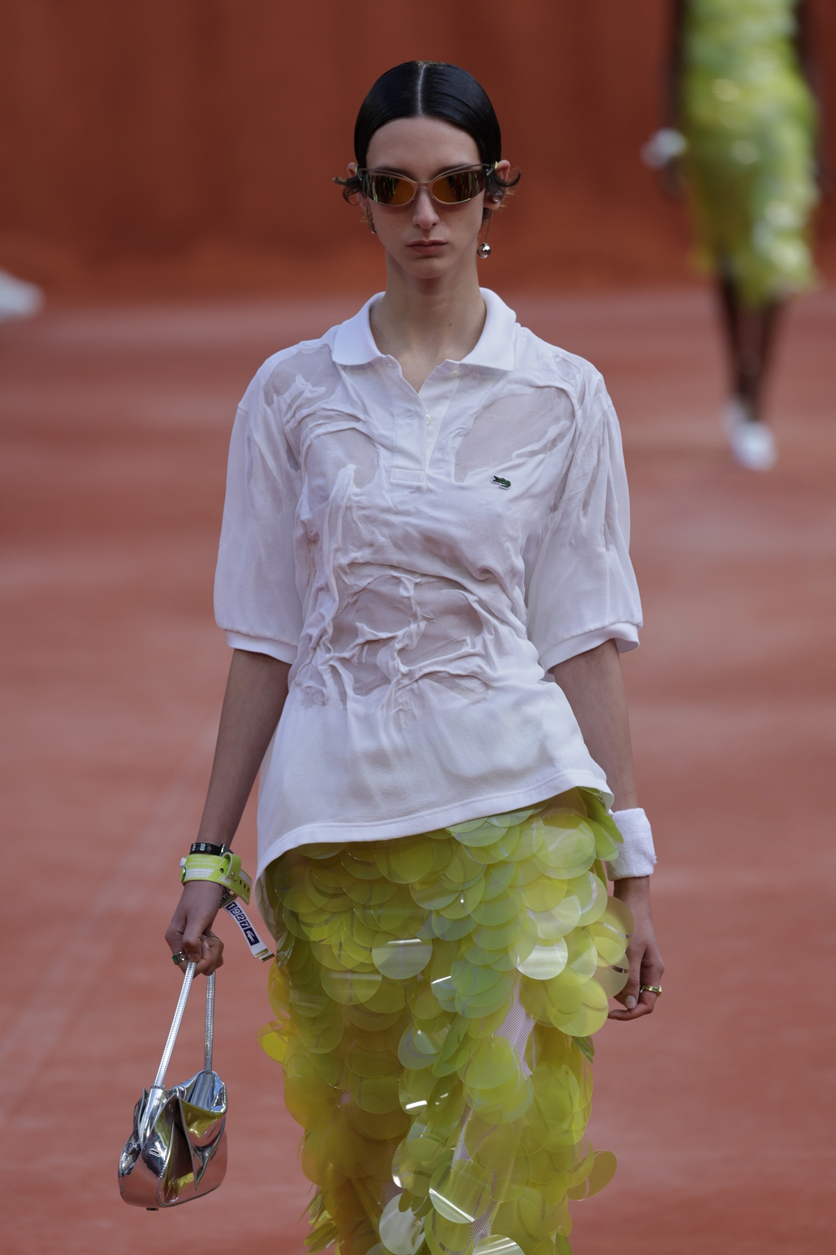 Lacoste transforma bola de tênis em salto e desconstrói estilo preppy