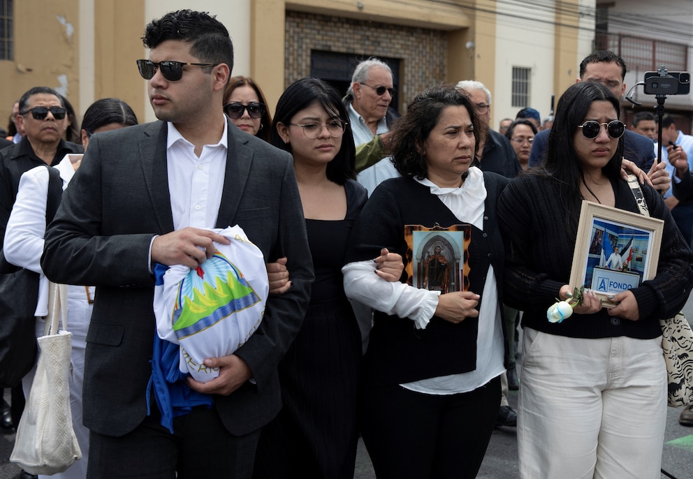 A investigação sobre o assassinato de Roberto Samcam fica arquivada sem que a Costa Rica consiga identificar quem ordenou o crime