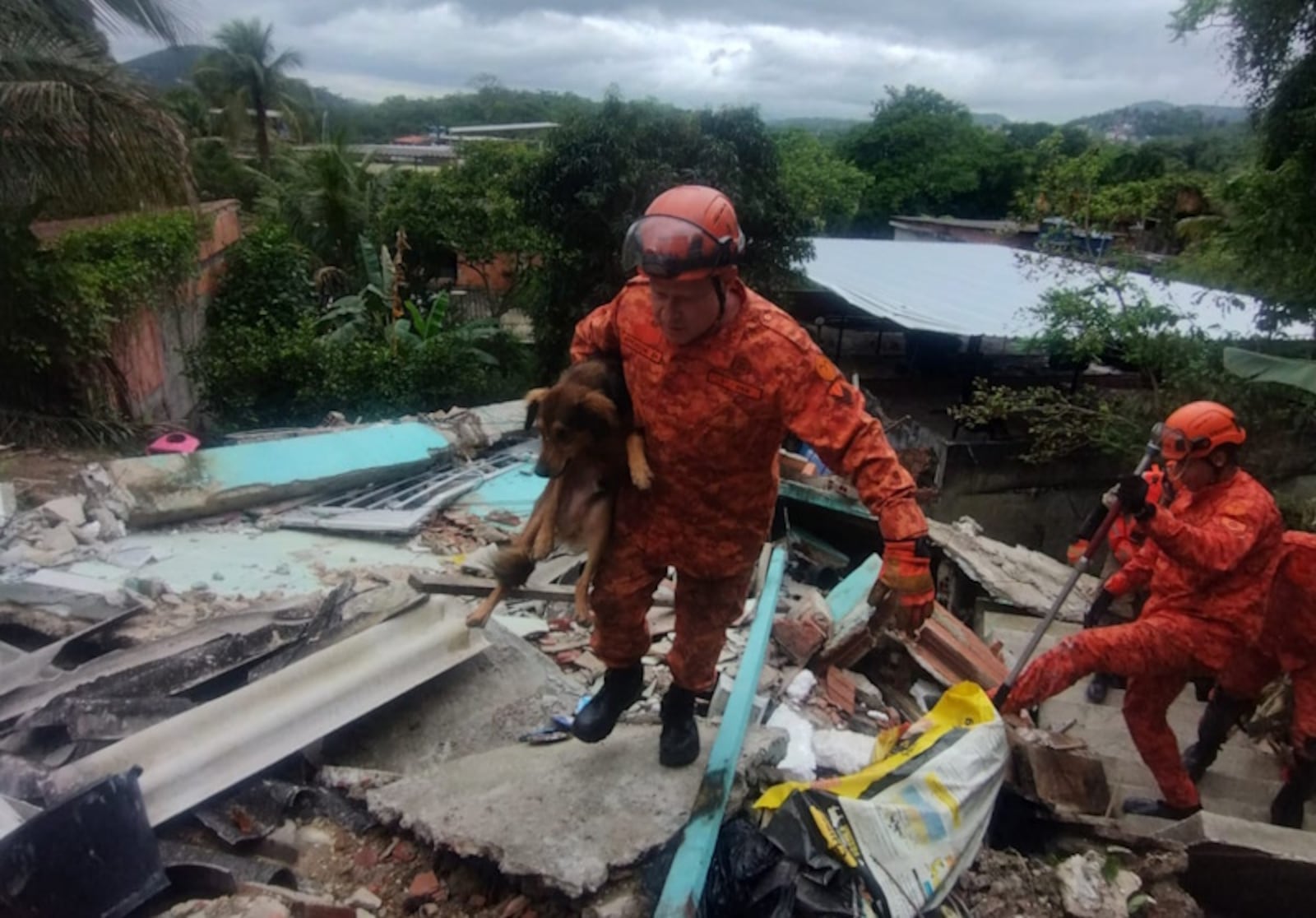 Romário foi localizado após moradores escutarem o choro dele Divulgação/ Corpo de Bombeiros