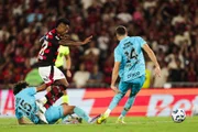 Disputa de bola em Flamengo x Santos